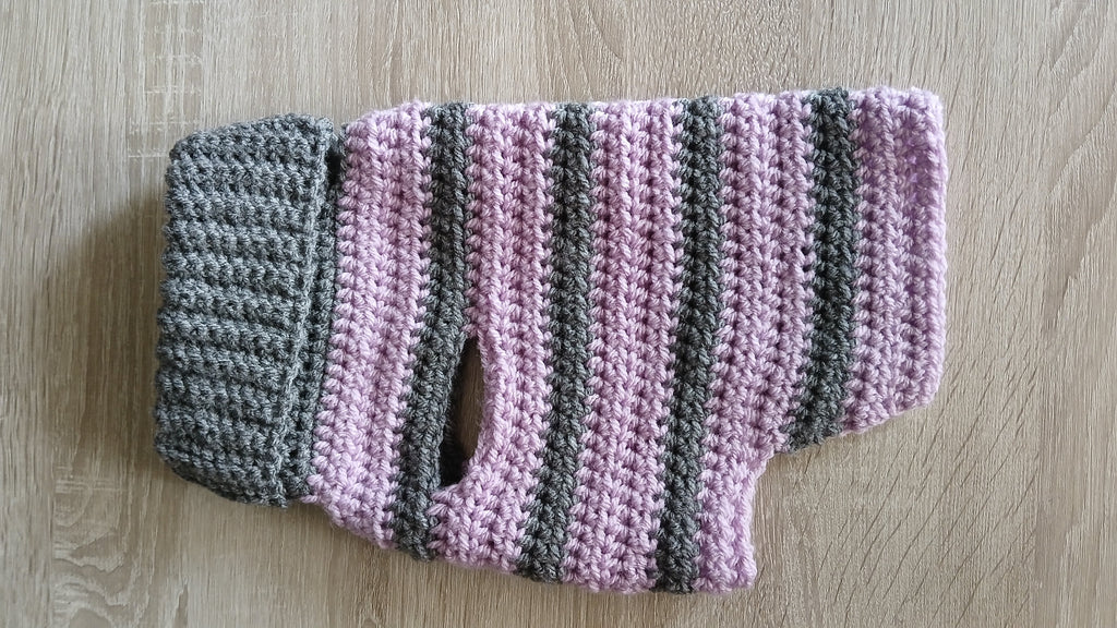 Gestrickter Hundepullover mit Rollkragen – Lila/Grau, S