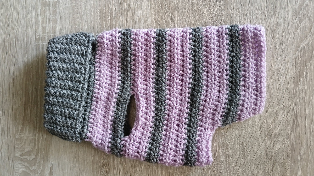 Gestrickter Hundepullover mit Rollkragen – Lila/Grau, S