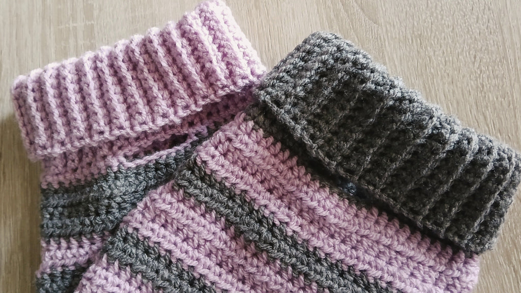 Gestrickter Hundepullover mit Rollkragen – Lila/Grau, S