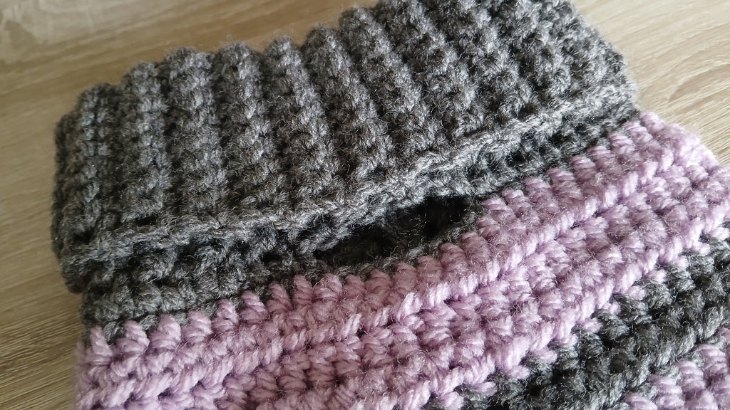 Gestrickter Hundepullover mit Rollkragen – Lila/Grau, S