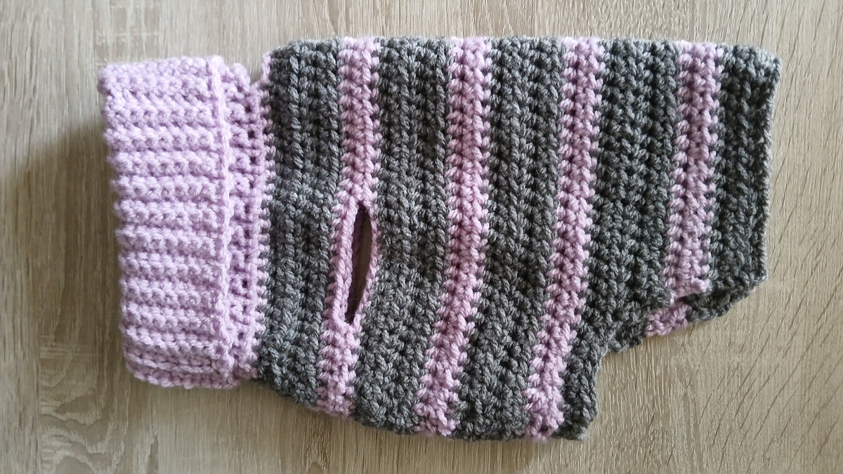 Gestrickter Hundepullover mit Rollkragen – Lila/Grau, S