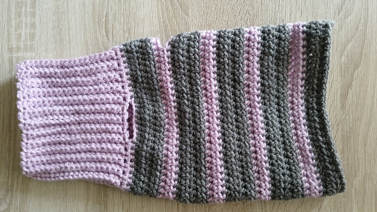 Gestrickter Hundepullover mit Rollkragen – Lila/Grau, S