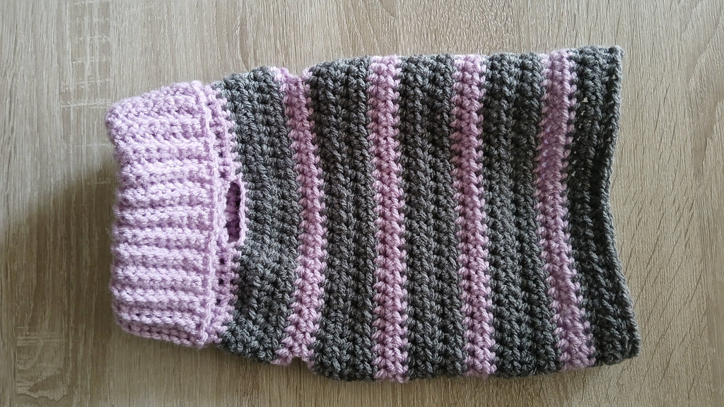 Gestrickter Hundepullover mit Rollkragen – Lila/Grau, S