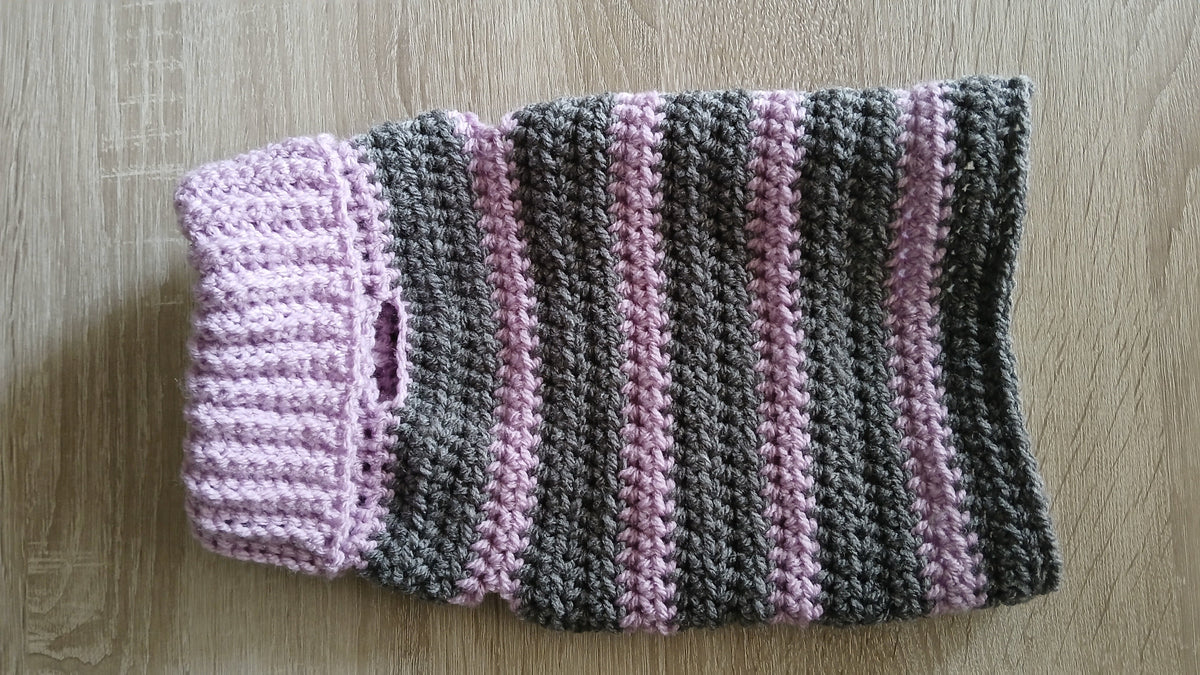 Gestrickter Hundepullover mit Rollkragen – Lila/Grau, S